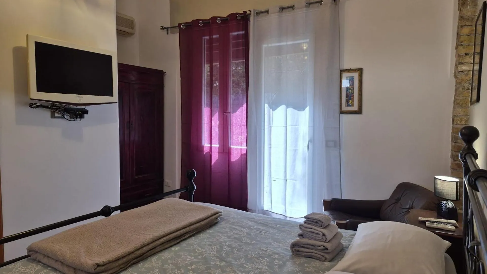 Hotel Mithra Hosting Roma 0*,  Italia